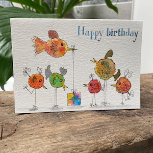 Carte d'anniversaire peinte à la main.  Oiseaux fantaisistes avec cadeau, aquarelle originale, carte de voeux amusante et unique.
