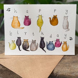 Carte d'anniversaire.  Carte d'anniversaire peinte à la main avec des chats comiques