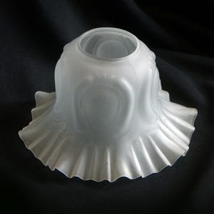 Tulpe aus undurchsichtigem Glas für antike Lampe.
