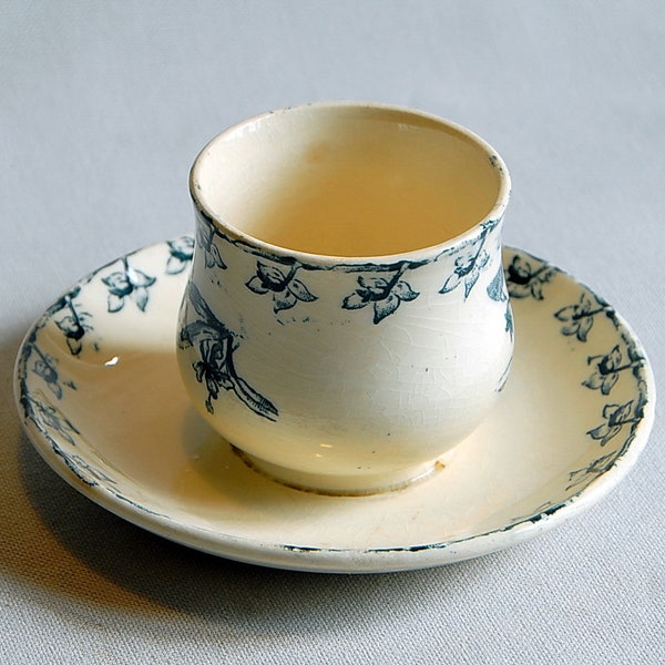 Pot ou tasse à crème en porcelaine de Gien opaque "terre de Fer" (utilisation à confirmer).