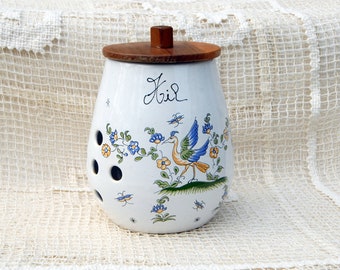 Decorated "Garlic" pot and wooden lid (Moustiers decor).