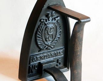 Vintage cast iron iron marked &quot;Gendarme N 5&quot;.