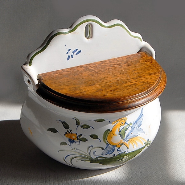 Scatola per sale in ceramica di “Moustiers”, coperchio in legno.