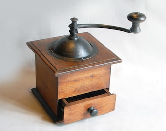 Vintage coffee grinder in wood and metal.