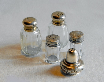 Petites salières, poivriers anciens en verre et métal (petites tailles).