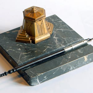 Tinteiro vintage em metal banhado a ouro sobre base de mármore + porta-canetas.
