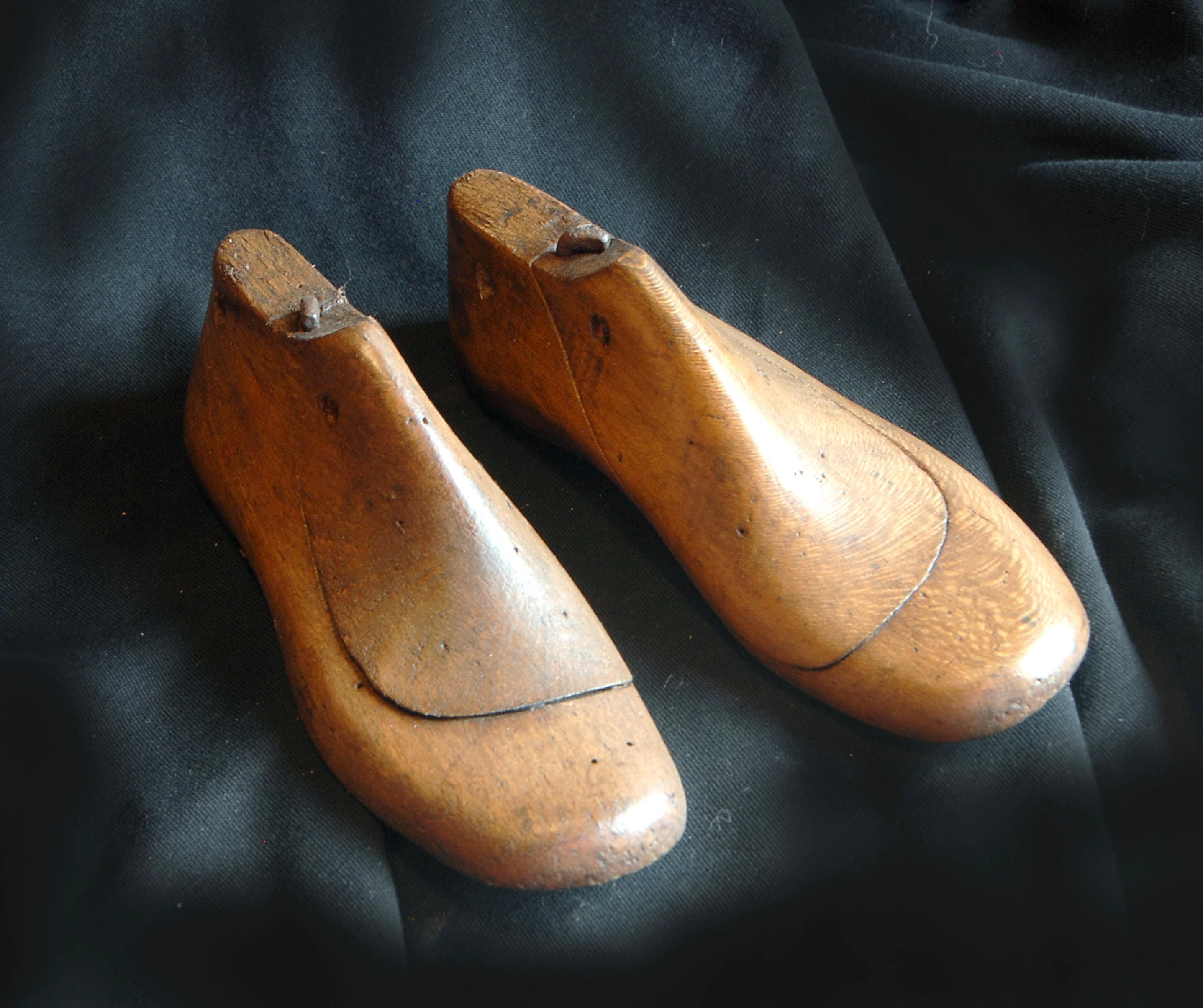 ANCIENNE FORME EN bois pour bottier / cordonnier (pied droit). Années