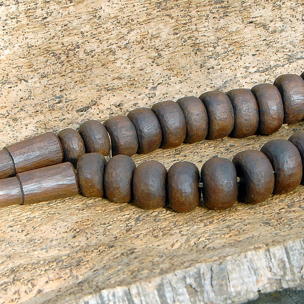 Collier africain (supposé) en bois.