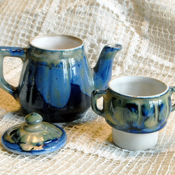 Petite cafetière céramique vintage, tons bleus dégradés.