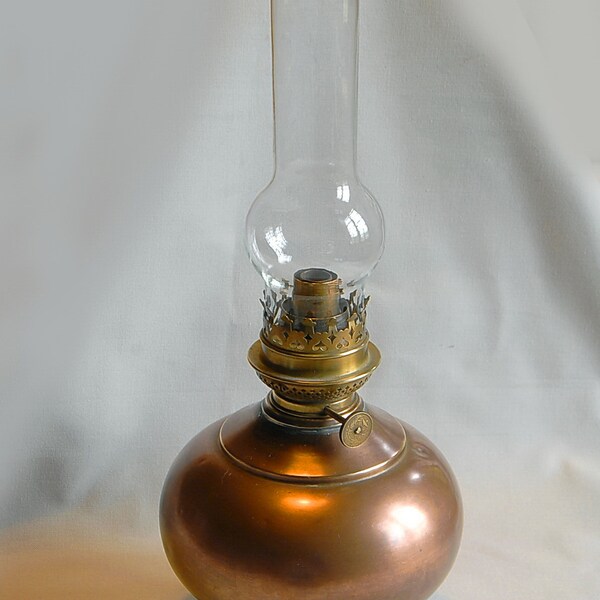 Lampe à pétrole vintage en cuivre et son verre.