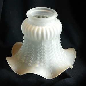 Tulpe aus undurchsichtigem Glas mit Mustern für antike Lampen oder Wandleuchten.