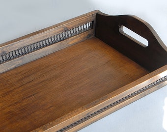 Piano in legno vintage, fregi in metallo.