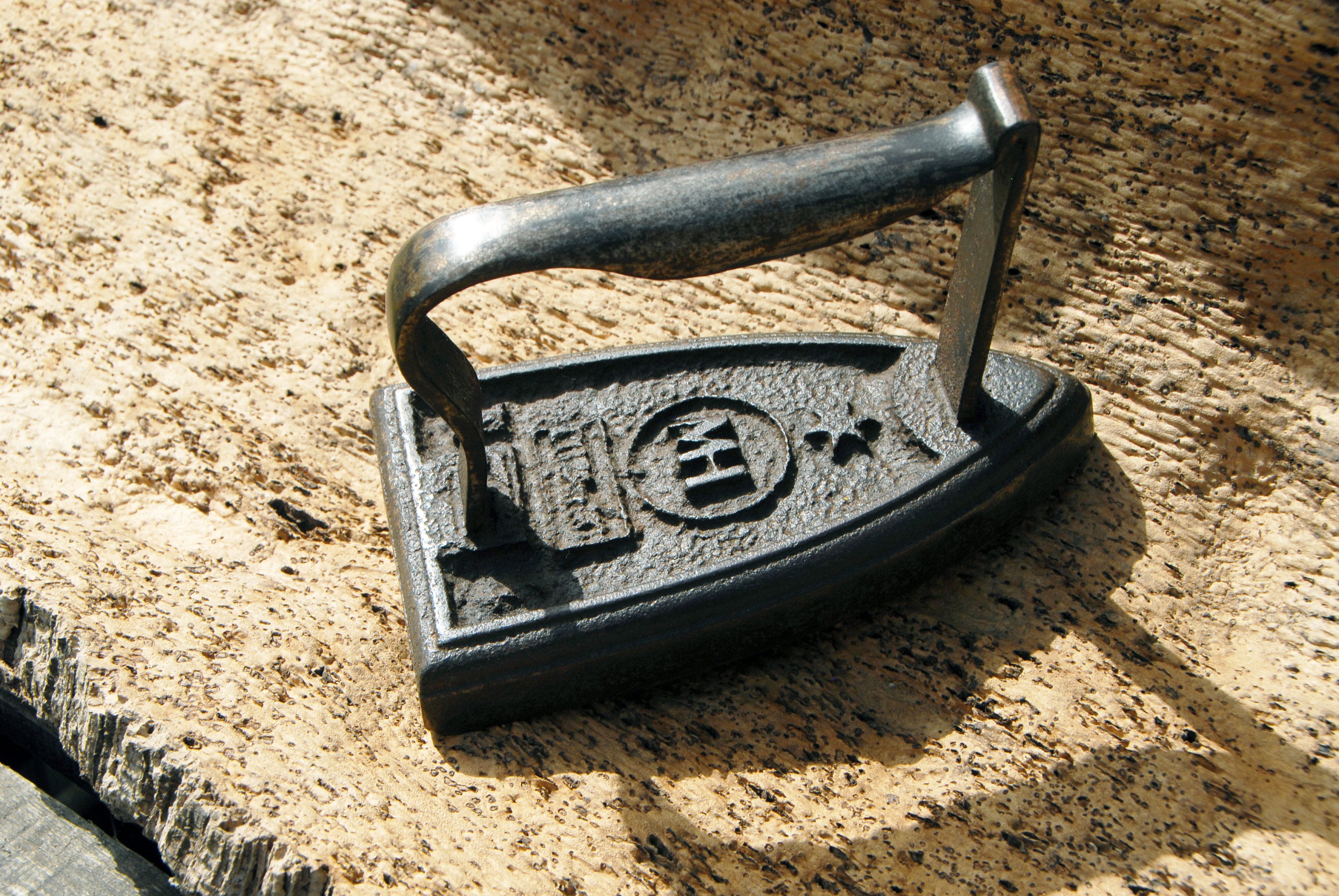 Antique cast iron iron MH N 4