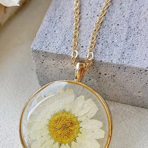 White Daisy Necklace 18k Gold Epoxy Resin Pressed Dried Flower Handmade Summertime Real Daisy White Flower Resin Circle Flora Necklace