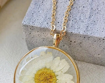 White Daisy Necklace 18k Gold Epoxy Resin Pressed Dried Flower Handmade Summertime Real Daisy White Flower Resin Circle Flora Necklace