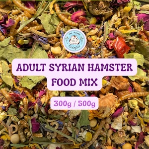 Puede incluir: Primer plano de una mezcla de comida seca para h&aacute;mster, que incluye semillas, granos e insectos secos. El texto de la imagen dice "ADULT SYRIAN HAMSTER FOOD MIX" y "300g / 500g". Tambi&eacute;n se ve un peque&ntilde;o logotipo circular.