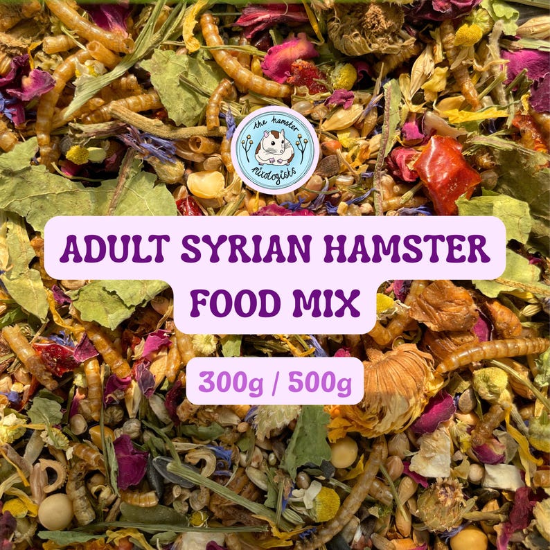 Puede incluir: Primer plano de una mezcla de comida seca para h&aacute;mster, que incluye semillas, granos e insectos secos. El texto de la imagen dice "ADULT SYRIAN HAMSTER FOOD MIX" y "300g / 500g". Tambi&eacute;n se ve un peque&ntilde;o logotipo circular.