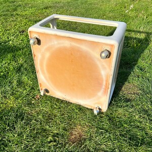 K&ouml;nnte beinhalten: Wei&szlig;er Kunststoff-Lagerwagen mit vier R&auml;dern. Der Wagen ist leer und hat eine rechteckige Form.