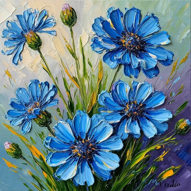 Pu&ograve; includere: Un dipinto a olio di vibranti fiori blu con petali strutturati e centri gialli. I fiori sono ambientati su uno sfondo di tonalit&agrave; verdi e viola, con pennellate visibili che aggiungono profondit&agrave; e dimensione all'opera d'arte. Il dipinto cattura la bellezza della natura.