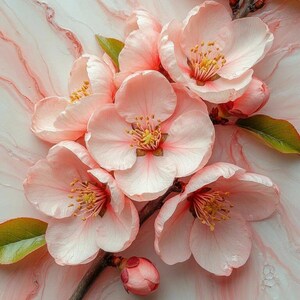 Pu&ograve; includere: Primo piano di delicati fiori rosa con centri gialli e foglie verdi su un ramo marrone. I fiori sono disposti su uno sfondo rosa e bianco marmorizzato, creando una serena composizione floreale.