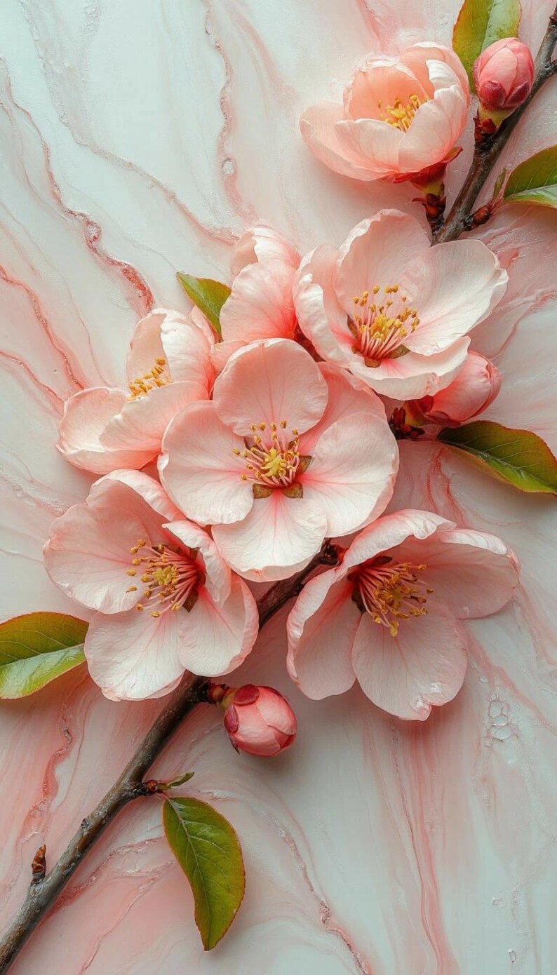 Pu&ograve; includere: Primo piano di delicati fiori rosa con centri gialli e foglie verdi su un ramo marrone. I fiori sono disposti su uno sfondo rosa e bianco marmorizzato, creando una serena composizione floreale.