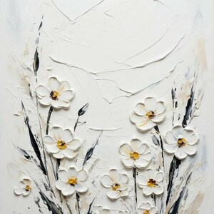 Pu&ograve; includere: Dipinto floreale bianco strutturato con margherite bianche in rilievo e centri gialli. Steli e foglie neri e grigi contrastano con lo sfondo bianco. L'opera d'arte ha uno stile spesso, a impasto.
