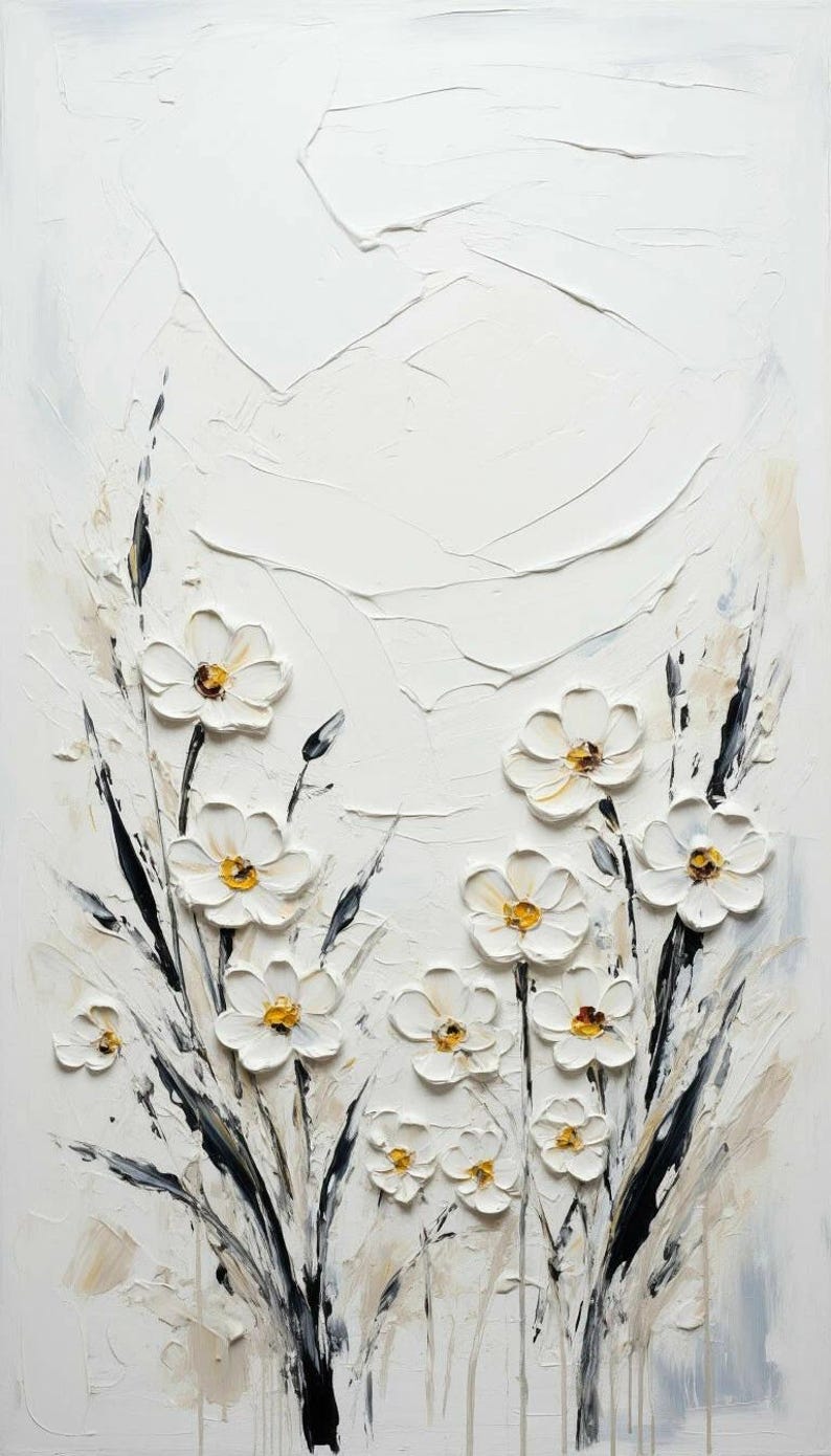 Pu&ograve; includere: Dipinto floreale bianco strutturato con margherite bianche in rilievo e centri gialli. Steli e foglie neri e grigi contrastano con lo sfondo bianco. L'opera d'arte ha uno stile spesso, a impasto.