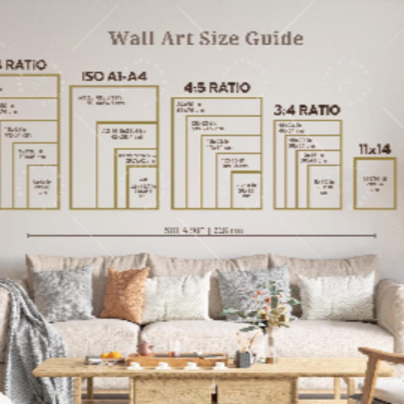 Pu&ograve; includere: Una guida alle dimensioni delle opere d'arte da parete con esempi di rapporti dei telai, tra cui ISO A1-A4, 4:5, 3:4 e 11x14. La guida &egrave; esposta sopra un divano con cuscini e un tavolino in legno. Il testo "Wall Art Size Guide" &egrave; in alto.
