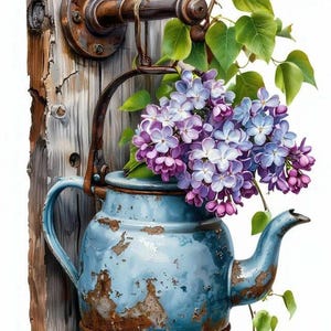 Pu&ograve; includere: Una teiera blu rustica, piena di fiori viola e blu, &egrave; appesa a una tavola di legno invecchiata. La teiera ha un aspetto invecchiato e usurato, con accenti color ruggine. Foglie e viti verdi aggiungono un tocco naturale.
