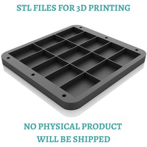 Könnte beinhalten: Ein dunkelgraues quadratisches Gittertablett mit sechzehn Fächern und vier kreisförmigen Befestigungslöchern an den Kanten. Der Text STL FILES FOR 3D PRINTING und NO PHYSICAL PRODUCT WILL BE SHIPPED steht in Blaugrün über und unter dem Objekt.