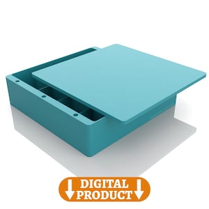 Op de afbeelding: Een lichtblauwe plastic doos met een deksel. De doos heeft een rasterpatroon aan de binnenkant en is open met het deksel lichtjes open.