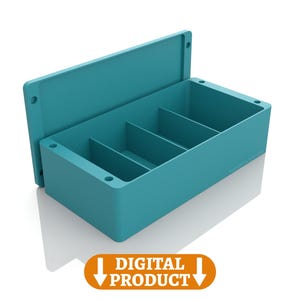 Puede incluir: Una caja de almacenamiento de plástico azul turquesa con una tapa con bisagras y cuatro compartimentos. La tapa está abierta y la caja está sobre una superficie blanca.