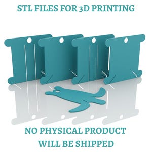 Peut inclure: Quatre bobines de fil rectangulaires bleu sarcelle avec fentes centrales et trous supérieurs, plus une bobine en forme de tortue. Le texte indique : STL FILES FOR 3D PRINTING et NO PHYSICAL PRODUCT WILL BE SHIPPED. Fichiers pour impression 3D.