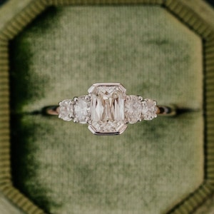 エメラルドとオーバルモアッサナイトダイヤモンドリング、女性用結婚指輪、彼女用10k/14k/18kソリッドゴールド記念リング、5石エンゲージリング
