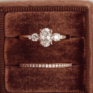 Oval Cut Moissanite Engagement Ring Set, Three Stone Engagement Ring, 3 Stone Moissanite Diamond Ring Women, Solid Gold Ring (Band Included)