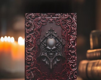 Può includere: Un diario rosso scuro con un disegno di teschio al centro. Il diario ha un bordo ornato in stile gotico. Lo sfondo è un'immagine sfocata e scura di candele.