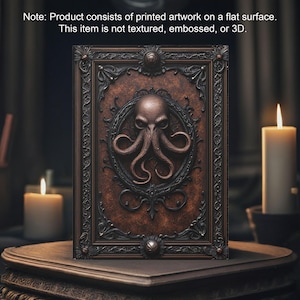 Puede incluir: Un libro de tapa dura de cuero marrón oscuro con un marco metálico decorativo y una imagen en relieve de un pulpo de bronce con tentáculos. El libro está sobre una superficie de madera oscura.