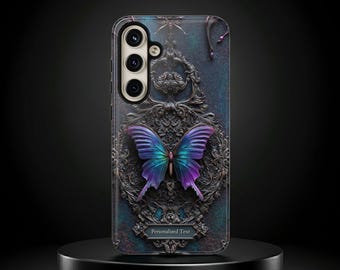 Gothic Schmetterlings-Handyhülle - Lila und Türkis Flügel auf verziertem Rahmen - Personalisierter Text verfügbar
