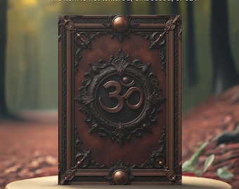 Könnte beinhalten: Ein braunes, ledergebundenes Buch mit einem verzierten Design und einem goldenen Om-Symbol auf dem Einband. Das Buch liegt auf einer Holzoberfläche.