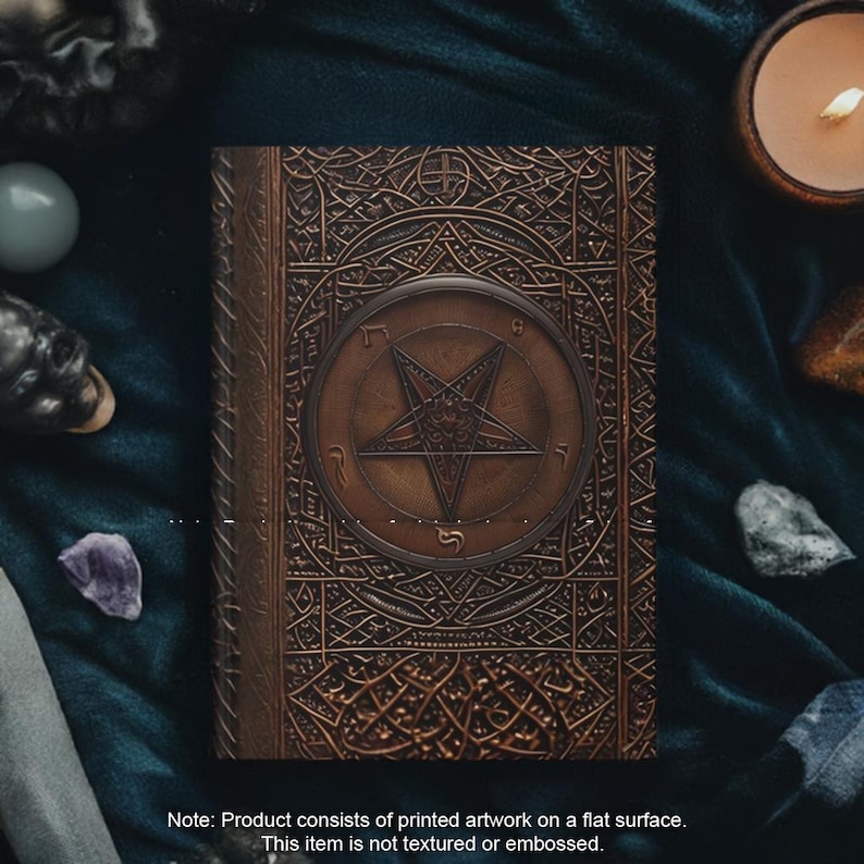 Może przedstawiać: Brązowy, sk&oacute;rzany dziennik z misternym wzorem przedstawiającym pentagram i inne symbole. Dziennik ma postarzony wygląd i idealnie nadaje się do zapisywania myśli i pomysł&oacute;w.