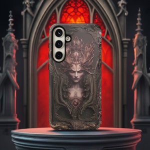 Puede incluir: Funda de teléfono oscura con una ilustración gótica de una mujer con corona y detalles ornamentados. La funda tiene un módulo de cámara negro y un acabado marrón oscuro texturizado. El fondo muestra un arco gótico y vidrieras rojas.