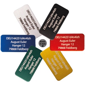 Puede incluir: Seis etiquetas redondas de metal con fondo blanco y texto negro. Las etiquetas son de diferentes colores: azul, verde, rojo, amarillo, negro y blanco. Cada etiqueta tiene el mismo texto: "DEU144251d4n4izh August Euler Hanger 12 79868 Feldberg". Una etiqueta también tiene el texto "Kreis 5 mm Ø".
