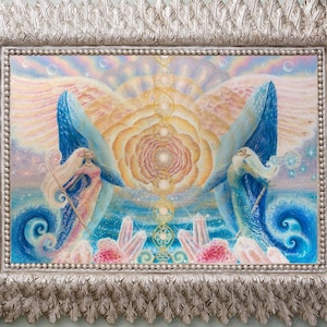 Peut inclure: Une œuvre d'art encadrée avec un cadre argenté texturé. La peinture présente un motif central et rayonnant avec des ailes et des figures dans des tons de bleu, rose et jaune. Des accents floraux et une rose rose sont visibles en arrière-plan.