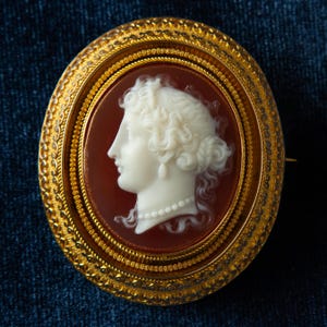18ct gold Victorian Etruscan Revival hardstone cameo brooch - exquisite museum quality 1800s antique 18k gold handcarved carnelian cameo pin