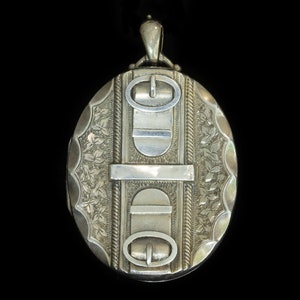 Antiguo relicario victoriano grande de plata de ley con hebilla y motivo de hojas - Birmingham 1880 - ENVÍO GRATIS