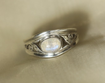 Vintage sterling silver rainbow moonstone ring - Boho style ring with leaf and spiral details - size 8 3/4 (US) R 1/2 (NZ, Aus, UK)