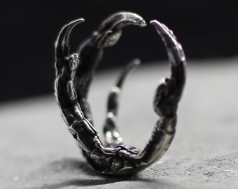 Crow raven claw small jewelry ring. Dinosaur bird paw claws of crow. Detailed claws of bird ring. Crow magic jewelry raven talisman ring
