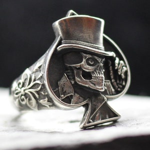 Bague de bijoux de crâne porte-bonheur de poker. Bague crâne de pique. TOUTE TAILLE. Anneau de symbole de jeu de cartes. Bijoux de crâne de poker. Poker pique symbole crâne heureux