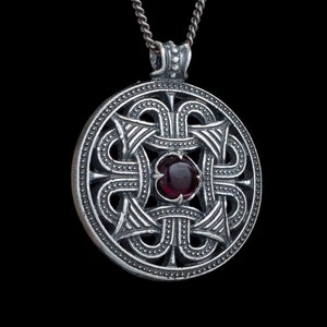 Pendentif slave représentant le soleil du Nord. Bijou de style byzantin médiéval orné d'une pierre. Motif ancien byzantin slave grec en argent.