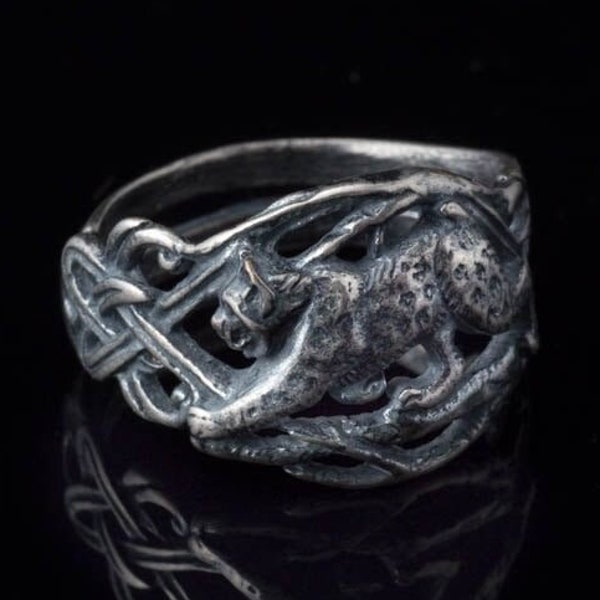 Bobcat Lynx adjustable ring with celtic knot. Figure of animal bobcat ring. Animal style, celtic pattern style. Lynx cat celt symbol jewelry